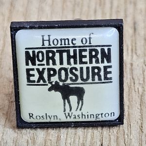 VINTAGE NORTHERN EXPOSURE / ROSLYN WASHINGTON SOUVENIR ENAMEL HAT / LAPEL PIN